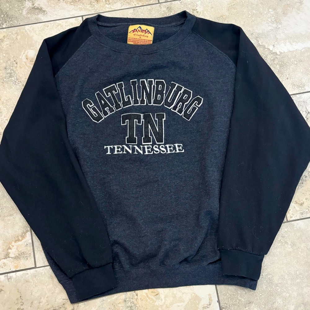 Gatlinburg Tennessee Crewneck Sweatshirt XL Black Gray Raglan Sanjeev EUC